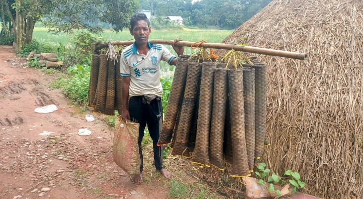 কুঁচিয়া শিকারে নিতাই সরকারের জীবিকা নির্বাহ  